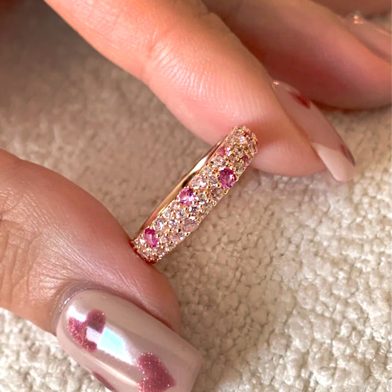 Anel Feminino Luxury Pink Diamond – Cravejado com Zircônias Brilhantes | Acabamento Banhado a Platina | Design Elegante e Sofisticado