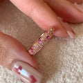 Anel Feminino Luxury Pink Diamond – Cravejado com Zircônias Brilhantes | Acabamento Banhado a Platina | Design Elegante e Sofisticado