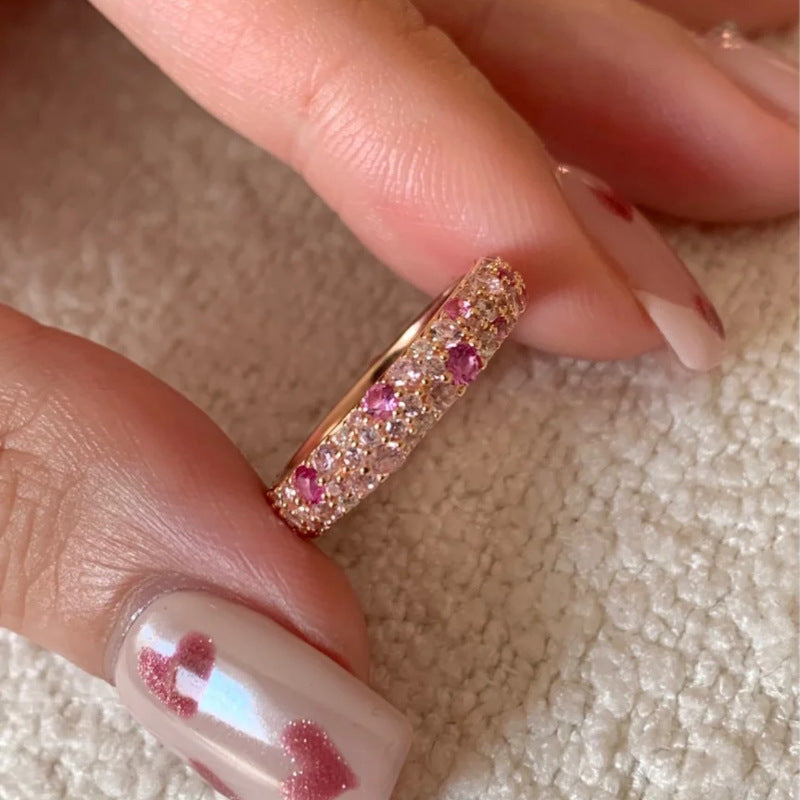Anel Feminino Luxury Pink Diamond – Cravejado com Zircônias Brilhantes | Acabamento Banhado a Platina | Design Elegante e Sofisticado