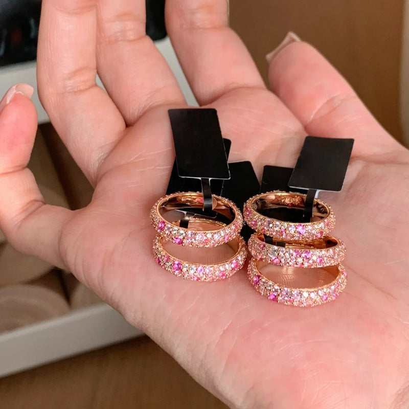 Anel Feminino Luxury Pink Diamond – Cravejado com Zircônias Brilhantes | Acabamento Banhado a Platina | Design Elegante e Sofisticado