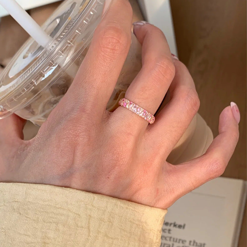 Anel Feminino Luxury Pink Diamond – Cravejado com Zircônias Brilhantes | Acabamento Banhado a Platina | Design Elegante e Sofisticado