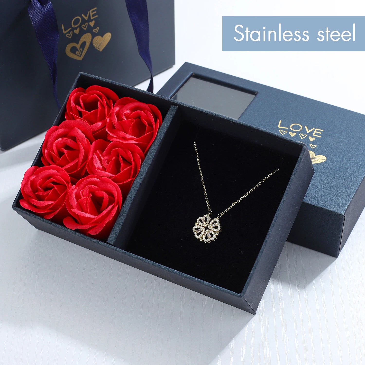 Surpreenda alguém especial com uma rosa eterna que revela um elegante colar escondido. Um presente inesquecível para qualquer ocasião.