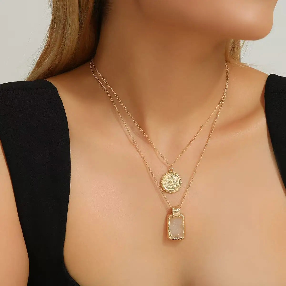 NOVORA Celestia™ | Colar Duplo Dourado com Estrela e Cristal Brilhante – Elegância Minimalista para Mulher