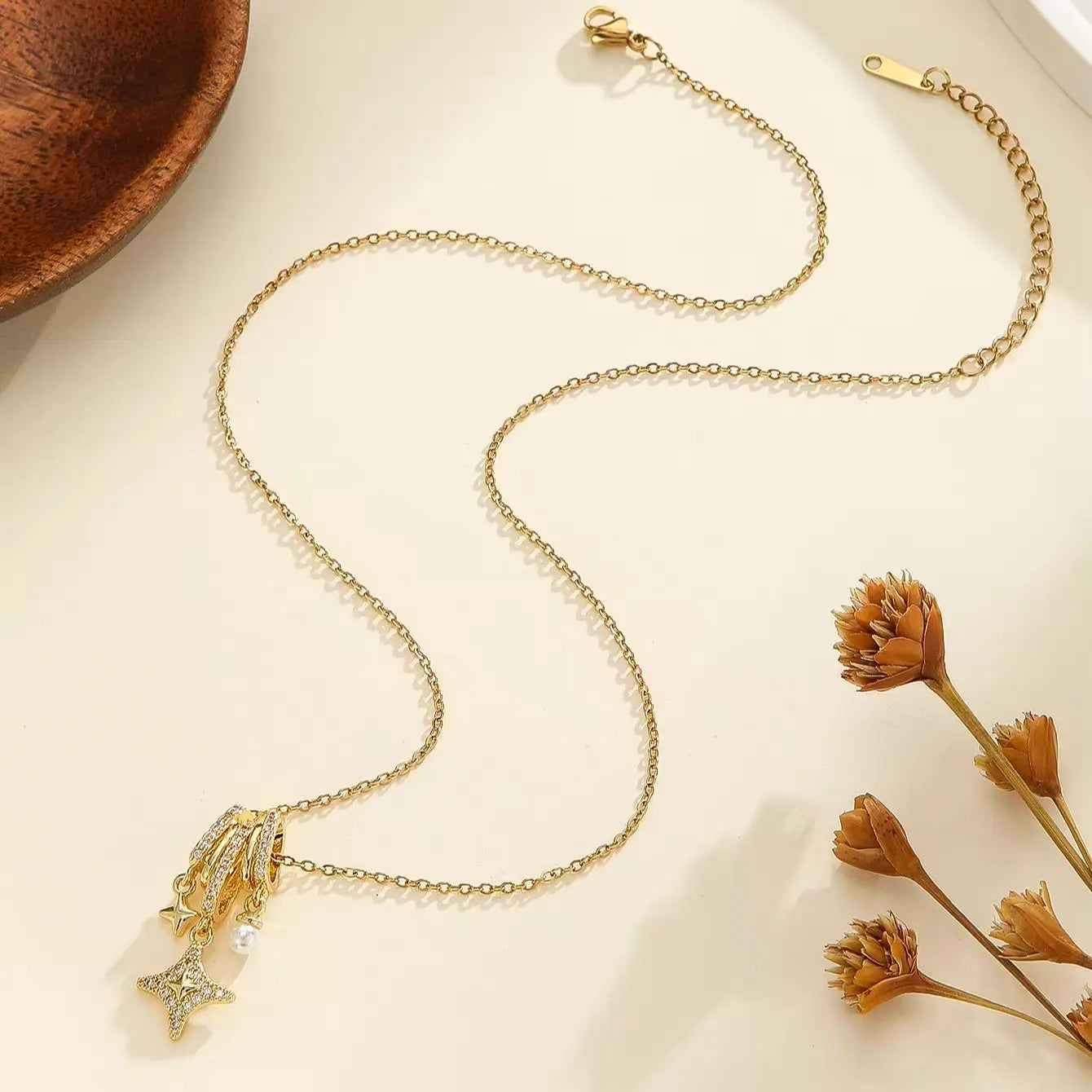 NOVORA Celestia™ | Colar Duplo Dourado com Estrela e Cristal Brilhante – Elegância Minimalista para Mulher