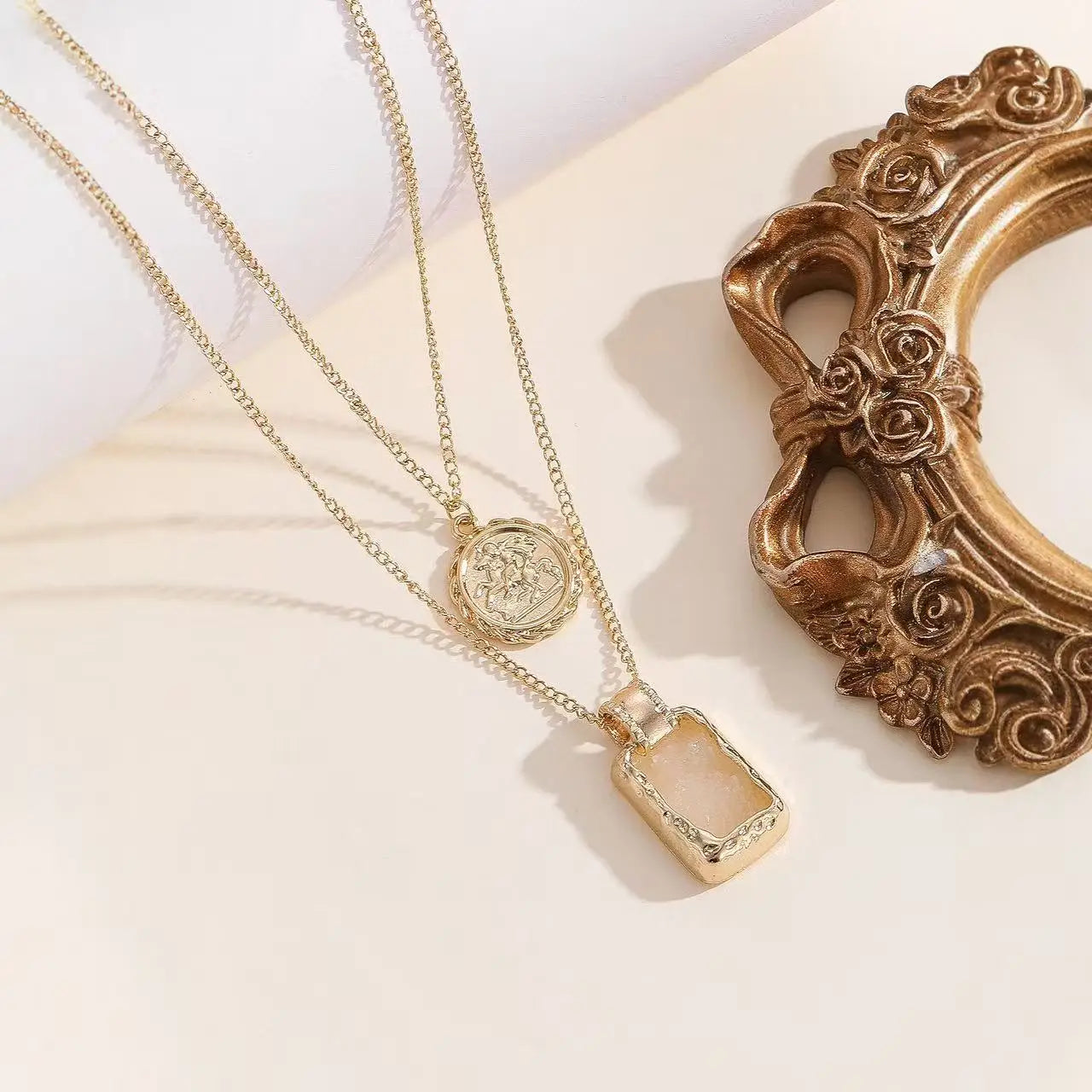 NOVORA Celestia™ | Colar Duplo Dourado com Estrela e Cristal Brilhante – Elegância Minimalista para Mulher