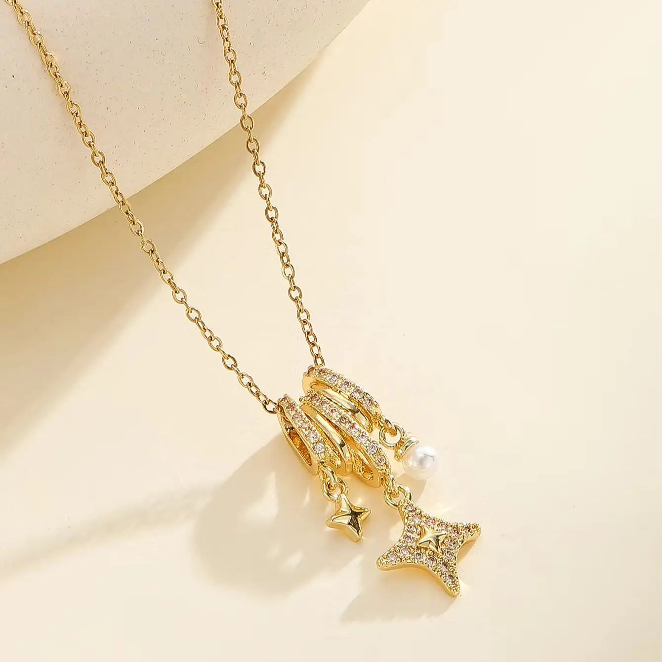 NOVORA Celestia™ | Colar Duplo Dourado com Estrela e Cristal Brilhante – Elegância Minimalista para Mulher