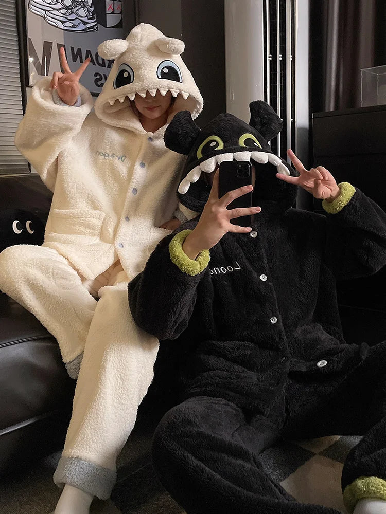 Macacão Pijama Casal Dino Plush Premium – Conforto e Diversão