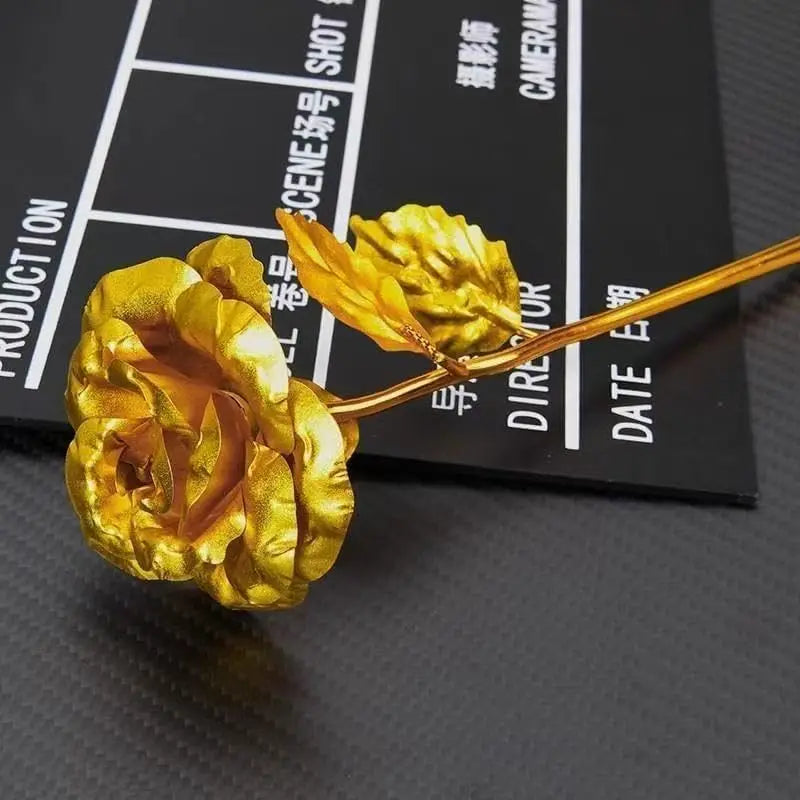 Rosa Eterna Dourada na Caixa de Luxo – Presente Romântico